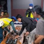 Personel Lanal Tanjung Balai Karimun mengamankan barang diduga narkotika jenis baru cartridge vape merek Bomb sebanyak 240 unit di Perairan Pulau Manteras Besar, Kepulauan Riau (Kepri), Sabtu (5/9/2026) malam. Sumber foto: Antara