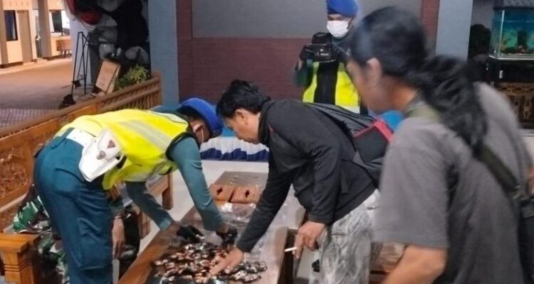 Personel Lanal Tanjung Balai Karimun mengamankan barang diduga narkotika jenis baru cartridge vape merek Bomb sebanyak 240 unit di Perairan Pulau Manteras Besar, Kepulauan Riau (Kepri), Sabtu (5/9/2026) malam. Sumber foto: Antara