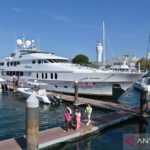 Pengunjung melihat kapal pesiar (yacht) yang dipamerkan dalam kegiatan Indonesian National Shipowners' Association (INSA) Yacht Festival 2026 di Denpasar, Bali, Sabtu (8/8/2026). Festival tersebut diselenggarakan sebagai ruang kolaborasi dan pertemuan antara industri maritim, pariwisata, gaya hidup, dan masyarakat untuk mengembangkan ekosistem wisata bahari yang berkualitas di Indonesia. Sumber foto: Antara