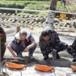 Peletakan batu pertama pe,bangunan Jembatan Leuwidinding di aliran Sungai Cimandiri Jampang tengah - Gunung Guruh Kabupaten Sukabumi, Jawa Barat. Sumber foto: Antara