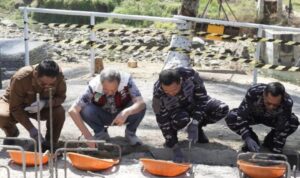 Peletakan batu pertama pe,bangunan Jembatan Leuwidinding di aliran Sungai Cimandiri Jampang tengah - Gunung Guruh Kabupaten Sukabumi, Jawa Barat. Sumber foto: Antara Peletakan batu pertama pe,bangunan Jembatan Leuwidinding di aliran Sungai Cimandiri Jampang tengah - Gunung Guruh Kabupaten Sukabumi, Jawa Barat. Sumber foto: Antara