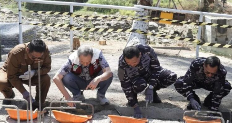 Peletakan batu pertama pe,bangunan Jembatan Leuwidinding di aliran Sungai Cimandiri Jampang tengah - Gunung Guruh Kabupaten Sukabumi, Jawa Barat. Sumber foto: Antara