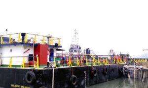 Kapal Royal I Cargo sandar di Pelabuhan Belitung dengan membawa muatan 1.000 kilo liter pertalite dan 320 kilo liter pertamax di Tanjungpandan, Sabtu (26/9/2026). Sumber foto: Antara Kapal Royal I Cargo sandar di Pelabuhan Belitung dengan membawa muatan 1.000 kilo liter pertalite dan 320 kilo liter pertamax di Tanjungpandan, Sabtu (26/9/2026). Sumber foto: Antara