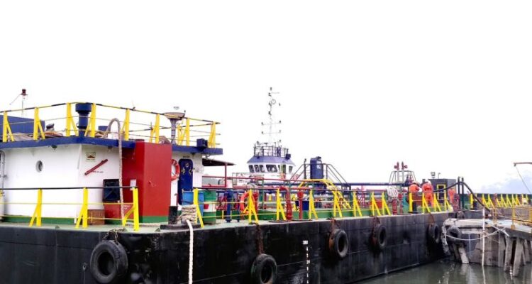 Kapal Royal I Cargo sandar di Pelabuhan Belitung dengan membawa muatan 1.000 kilo liter pertalite dan 320 kilo liter pertamax di Tanjungpandan, Sabtu (26/9/2026). Sumber foto: Antara