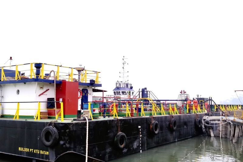 Kapal Royal I Cargo sandar di Pelabuhan Belitung dengan membawa muatan 1.000 kilo liter pertalite dan 320 kilo liter pertamax di Tanjungpandan, Sabtu (26/9/2026). Sumber foto: Antara