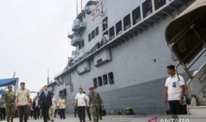 Defense Minister Sjafrie Sjamsoeddin (second from the left), accompanied by Navy Chief of Staff Admiral Muhammad Ali (left) and Italian Ambassador to Indonesia Roberto Colamine (third from the left), walks toward the aircraft carrier ITS Giuseppe Garibaldi (C 551) at Pier 107, Tanjung Priok Port, Jakarta, on Friday (September 18, 2026). Sumber foto: Antara