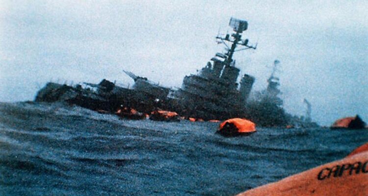 Ilustrasi - Kapal penjelajah Angkatan Laut Argentina ARA General Belgrano terbakar dan tenggelam setelah ditorpedo kapal selam Inggris, HMS Qonqueor, 2 Mei 1982 dalam Perang Falkland (Malvinas). Sumber foto: indomaritim.com/Ist