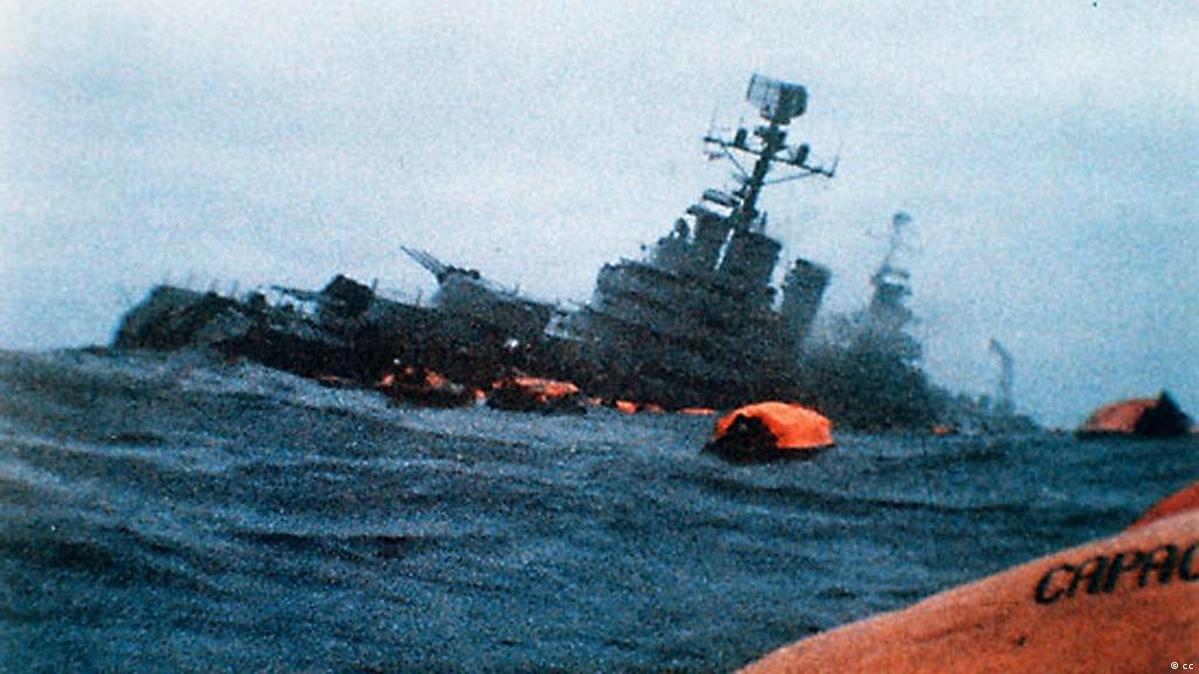 Ilustrasi - Kapal penjelajah Angkatan Laut Argentina ARA General Belgrano terbakar dan tenggelam setelah ditorpedo kapal selam Inggris, HMS Qonqueor, 2 Mei 1982 dalam Perang Falkland (Malvinas). Sumber foto: indomaritim.com/Ist Ilustrasi - Kapal penjelajah Angkatan Laut Argentina ARA General Belgrano terbakar dan tenggelam setelah ditorpedo kapal selam Inggris, HMS Qonqueor, 2 Mei 1982 dalam Perang Falkland (Malvinas). Sumber foto: indomaritim.com/Ist