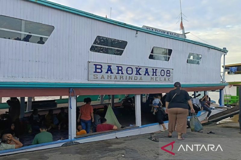 Kapal sungai yang hendak berangkat dari Dermaga Mahakam Ulu Samarinda menuju Melak, Kutai Barat. Sumber foto: Antara Kapal sungai yang hendak berangkat dari Dermaga Mahakam Ulu Samarinda menuju Melak, Kutai Barat. Sumber foto: Antara