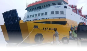 Kapal Motor Penyeberangan Kalabia yang sedang menjalani perawatan (docking). Sumber foto: RRI.co.id Kapal Motor Penyeberangan Kalabia yang sedang menjalani perawatan (docking). Sumber foto: RRI.co.id