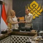 Menteri Kebudayaan RI, Fadli Zon menerima buku tentang Kolintang dari Ketua Umum Persatuan Insan Kolintang Nasional (PINKAN) Indonesia Penny Iriana Marsetio, Sumber foto: PINKAN