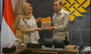 Menteri Kebudayaan RI, Fadli Zon menerima buku tentang Kolintang dari Ketua Umum Persatuan Insan Kolintang Nasional (PINKAN) Indonesia Penny Iriana Marsetio, Sumber foto: PINKAN Menteri Kebudayaan RI, Fadli Zon menerima buku tentang Kolintang dari Ketua Umum Persatuan Insan Kolintang Nasional (PINKAN) Indonesia Penny Iriana Marsetio, Sumber foto: PINKAN