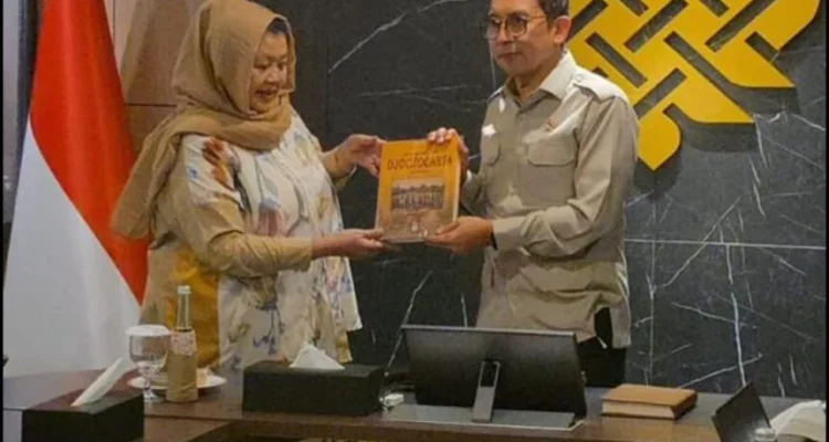 Menteri Kebudayaan RI, Fadli Zon menerima buku tentang Kolintang dari Ketua Umum Persatuan Insan Kolintang Nasional (PINKAN) Indonesia Penny Iriana Marsetio, Sumber foto: PINKAN