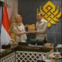 Menteri Kebudayaan RI, Fadli Zon menerima buku tentang Kolintang dari Ketua Umum Persatuan Insan Kolintang Nasional (PINKAN) Indonesia Penny Iriana Marsetio, Sumber foto: PINKAN