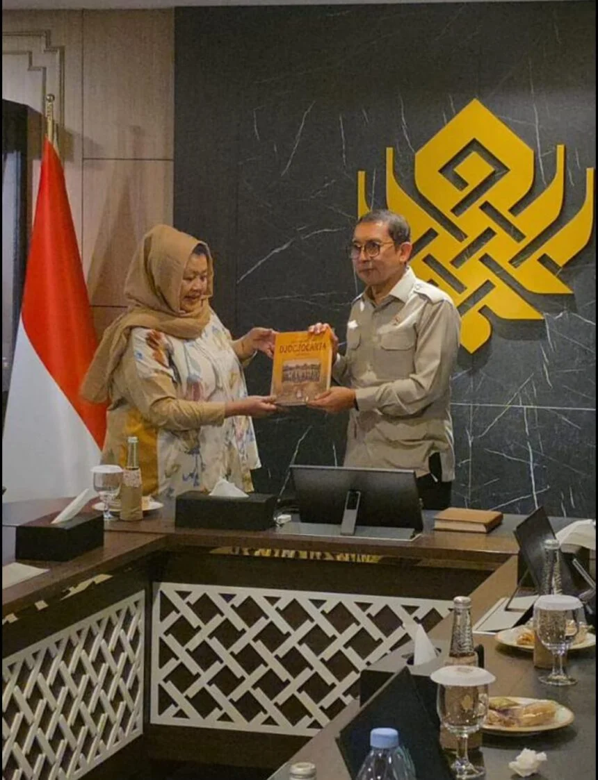 Menteri Kebudayaan RI, Fadli Zon menerima buku tentang Kolintang dari Ketua Umum Persatuan Insan Kolintang Nasional (PINKAN) Indonesia Penny Iriana Marsetio, Sumber foto: PINKAN Menteri Kebudayaan RI, Fadli Zon menerima buku tentang Kolintang dari Ketua Umum Persatuan Insan Kolintang Nasional (PINKAN) Indonesia Penny Iriana Marsetio, Sumber foto: PINKAN