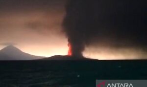 Tangkapan layar - Gunung Anak Krakatau erupsi dengan menyemburkan abu vulkanik yang diduga sampai ke Kota Bandarlampung. Minggu (6/9/2026). Sumber foto: Antara