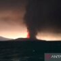 Tangkapan layar - Gunung Anak Krakatau erupsi dengan menyemburkan abu vulkanik yang diduga sampai ke Kota Bandarlampung. Minggu (6/9/2026). Sumber foto: Antara