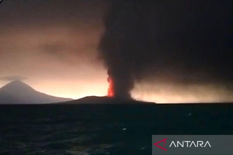 Tangkapan layar - Gunung Anak Krakatau erupsi dengan menyemburkan abu vulkanik yang diduga sampai ke Kota Bandarlampung. Minggu (6/9/2026). Sumber foto: Antara