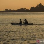 Illustration — A fisherman paddles a boat while fishing off Kalumata Beach in Ternate, North Maluku, on Tuesday (March 31, 2026). Photo source: Antara