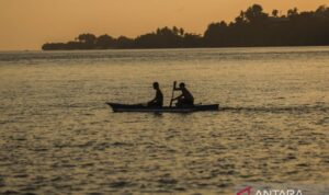 Illustration — A fisherman paddles a boat while fishing off Kalumata Beach in Ternate, North Maluku, on Tuesday (March 31, 2026). Photo source: Antara
