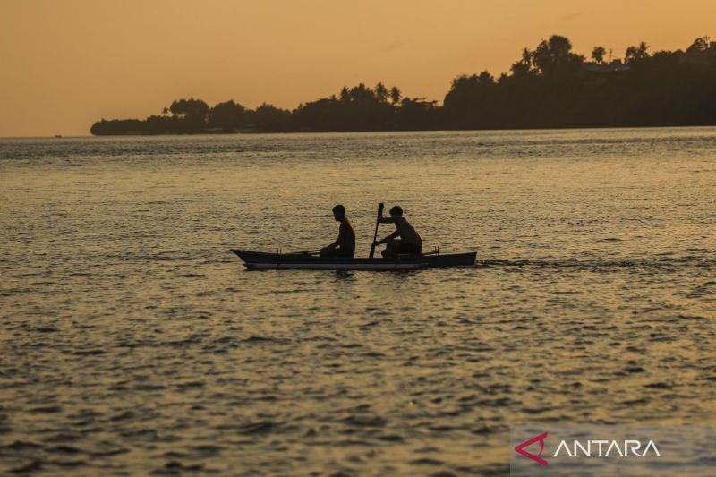 Illustration — A fisherman paddles a boat while fishing off Kalumata Beach in Ternate, North Maluku, on Tuesday (March 31, 2026). Photo source: Antara