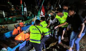 Sejumlah aparat Kepolisian Resor Kota Pati, Jawa Tengah, melakukan evakuasi nelayan yang ditemukan meninggal di di Pantai Dukuh Widengan, Desa Margomulyo, Kecamatan Tayu, Kabupaten Pati, Jawa Tengah, Sabtu (19/9/2026) malam. Sumber foto: Antara Sejumlah aparat Kepolisian Resor Kota Pati, Jawa Tengah, melakukan evakuasi nelayan yang ditemukan meninggal di di Pantai Dukuh Widengan, Desa Margomulyo, Kecamatan Tayu, Kabupaten Pati, Jawa Tengah, Sabtu (19/9/2026) malam. Sumber foto: Antara