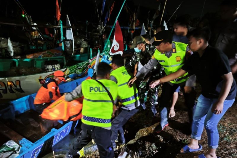 Sejumlah aparat Kepolisian Resor Kota Pati, Jawa Tengah, melakukan evakuasi nelayan yang ditemukan meninggal di di Pantai Dukuh Widengan, Desa Margomulyo, Kecamatan Tayu, Kabupaten Pati, Jawa Tengah, Sabtu (19/9/2026) malam. Sumber foto: Antara Sejumlah aparat Kepolisian Resor Kota Pati, Jawa Tengah, melakukan evakuasi nelayan yang ditemukan meninggal di di Pantai Dukuh Widengan, Desa Margomulyo, Kecamatan Tayu, Kabupaten Pati, Jawa Tengah, Sabtu (19/9/2026) malam. Sumber foto: Antara