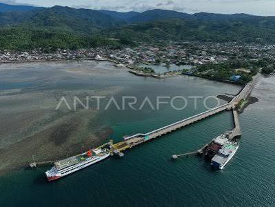 Pelabuhan Bajoe. Sumber foto: Antara Pelabuhan Bajoe. Sumber foto: Antara