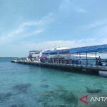 Pelabuhan Karimunjawa di Kecamatan Karimunjawa, Kabupaten Jepara, Jawa Tengah, tampak ramai penumpang, yang didominasi wisatawan dari mancanegara maupun wisatawan domestik. Sumber foto: Antara