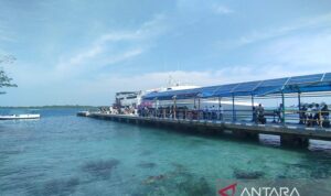 Pelabuhan Karimunjawa di Kecamatan Karimunjawa, Kabupaten Jepara, Jawa Tengah, tampak ramai penumpang, yang didominasi wisatawan dari mancanegara maupun wisatawan domestik. Sumber foto: Antara Pelabuhan Karimunjawa di Kecamatan Karimunjawa, Kabupaten Jepara, Jawa Tengah, tampak ramai penumpang, yang didominasi wisatawan dari mancanegara maupun wisatawan domestik. Sumber foto: Antara