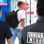 Tangkapan layar - Warga Negara Asing (WNA) inisial WS (tengah) teruga pembunuh penyu di Raja Ampat, diamankan petugas Kantor Imigrasi Kelas I Khusus TPI Makassar saat hendak melarikan diri ke Kuala Lumpur, di area keberangkatan Bandara Internasional Sultan Hasanuddin Makassar, Kabupaten Maros, Sulawesi Selatan. Sumber foto: Antara