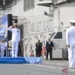 Kepala Staf TNI Angkatan Laut (KASAL) Laksamana TNI Muhammad Ali (kiri) dan Chief of Staff of the Italian Navy, Admiral Giuseppe Berutti Bergotto (tengah) menerima penghormatan dari Komandan Kapal Induk ITS Giuseppe Garibaldi-551 Captain Marco Guerriero saat upacara penurunan Bendera Italia di dek penerbangan Kapal Induk ITS Giuseppe Garibaldi-551, Dermaga 107, Pelabuhan Tanjung Priok, Jakarta, Kamis (24/9/2026). Sumber foto: Antara