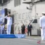 Kepala Staf TNI Angkatan Laut (KASAL) Laksamana TNI Muhammad Ali (kiri) dan Chief of Staff of the Italian Navy, Admiral Giuseppe Berutti Bergotto (tengah) menerima penghormatan dari Komandan Kapal Induk ITS Giuseppe Garibaldi-551 Captain Marco Guerriero saat upacara penurunan Bendera Italia di dek penerbangan Kapal Induk ITS Giuseppe Garibaldi-551, Dermaga 107, Pelabuhan Tanjung Priok, Jakarta, Kamis (24/9/2026). Sumber foto: Antara