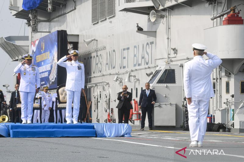 Kepala Staf TNI Angkatan Laut (KASAL) Laksamana TNI Muhammad Ali (kiri) dan Chief of Staff of the Italian Navy, Admiral Giuseppe Berutti Bergotto (tengah) menerima penghormatan dari Komandan Kapal Induk ITS Giuseppe Garibaldi-551 Captain Marco Guerriero saat upacara penurunan Bendera Italia di dek penerbangan Kapal Induk ITS Giuseppe Garibaldi-551, Dermaga 107, Pelabuhan Tanjung Priok, Jakarta, Kamis (24/9/2026). Sumber foto: Antara