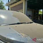 Volcanic ash from the eruption of Mount Anak Krakatau in Lampung Province reached Cianjur District, West Java; thick ash was seen covering vehicles in Nagrak Village on Sunday (6/9/2026). Photo source: Antara News Agency