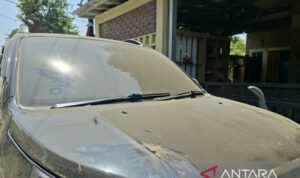 Volcanic ash from the eruption of Mount Anak Krakatau in Lampung Province reached Cianjur District, West Java; thick ash was seen covering vehicles in Nagrak Village on Sunday (6/9/2026). Photo source: Antara News Agency