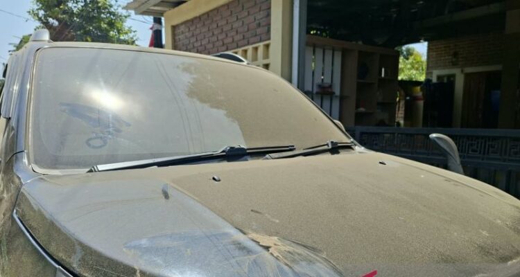 Volcanic ash from the eruption of Mount Anak Krakatau in Lampung Province reached Cianjur District, West Java; thick ash was seen covering vehicles in Nagrak Village on Sunday (6/9/2026). Photo source: Antara News Agency