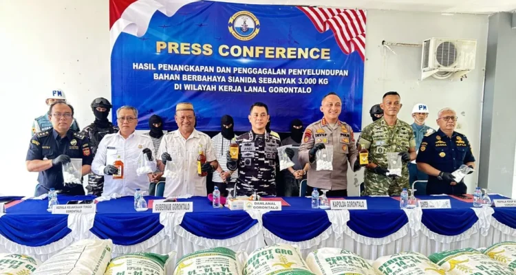 Konferensi pers hasil tangkapan dan penggagalan penyeludupan bahan berbahaya sianida sebanyak 3.000 kilogram di wilayah kerja Lanal Gorontalo, Selasa (22/9/2026). Sumber foto: Antara