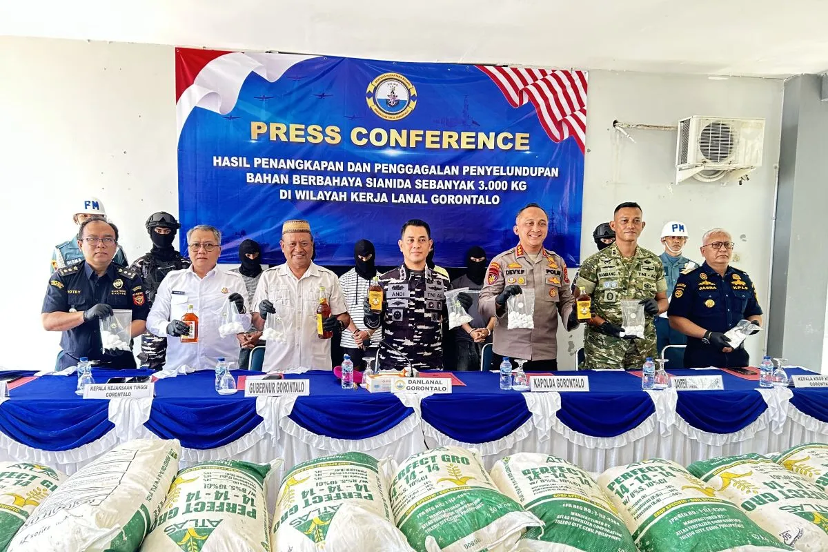 Konferensi pers hasil tangkapan dan penggagalan penyeludupan bahan berbahaya sianida sebanyak 3.000 kilogram di wilayah kerja Lanal Gorontalo, Selasa (22/9/2026). Sumber foto: Antara Konferensi pers hasil tangkapan dan penggagalan penyeludupan bahan berbahaya sianida sebanyak 3.000 kilogram di wilayah kerja Lanal Gorontalo, Selasa (22/9/2026). Sumber foto: Antara