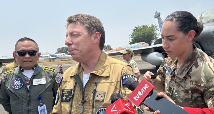 Komandan Misi Pegase 2026 Angkatan Udara Prancis, Mayor Jenderal Julien Sabenet (tengah), memberikan keterangan di Lanud Halim Perdanakusuma, Jakarta, Selasa (22/9/2026). Sumber foto: Antara