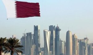 Ilustrasi - Bendera Qatar dengan latar belakang gedung-gedung pencakar langit. Sumber foto: Antara