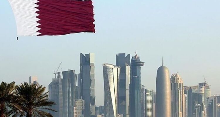 Ilustrasi - Bendera Qatar dengan latar belakang gedung-gedung pencakar langit. Sumber foto: Antara