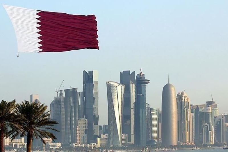 Ilustrasi - Bendera Qatar dengan latar belakang gedung-gedung pencakar langit. Sumber foto: Antara