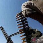Arsip foto - Anggota suku pendukung Houthi berkumpul di Sanaa. Sumber foto: Antara