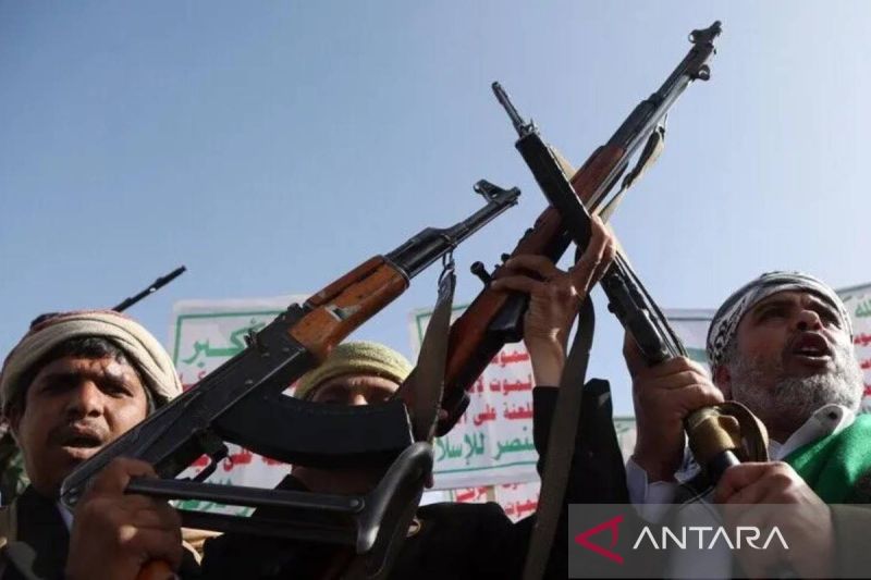 FILE PHOTO – Houthi supporters protest US and Israeli strikes on Iran at Al Sabeen Square in Sanaa, Yemen, April 3, 2026. Photo Source: Antara News Agency