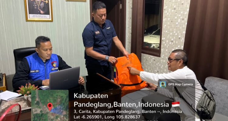 Tiga barang temuan pada pencarian kapal yang ditumpangi lima wartawan, bukan berasal dari kapal yang lost contact. Sumber foto: Bidhumas Polda Banten