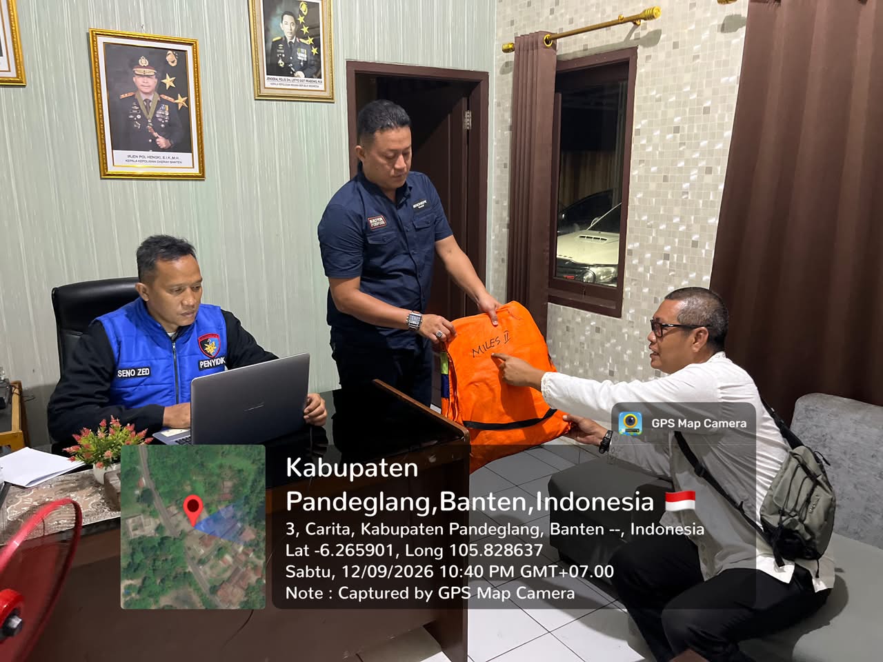 Tiga barang temuan pada pencarian kapal yang ditumpangi lima wartawan, bukan berasal dari kapal yang lost contact. Sumber foto: Bidhumas Polda Banten