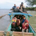 Tim medis Dinas Kesehatan Simeulue saat melakukan perjalanan laut menuju Desa Pulau Teupah, Kecamatan Teupah Barat, Simeulue, guna memberikan pelayanan kesehatan, di Simeulue, Aceh, Sabtu (12/9/2026). Sumber foto: Antara