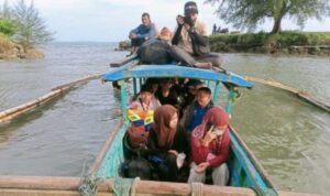 Tim medis Dinas Kesehatan Simeulue saat melakukan perjalanan laut menuju Desa Pulau Teupah, Kecamatan Teupah Barat, Simeulue, guna memberikan pelayanan kesehatan, di Simeulue, Aceh, Sabtu (12/9/2026). Sumber foto: Antara