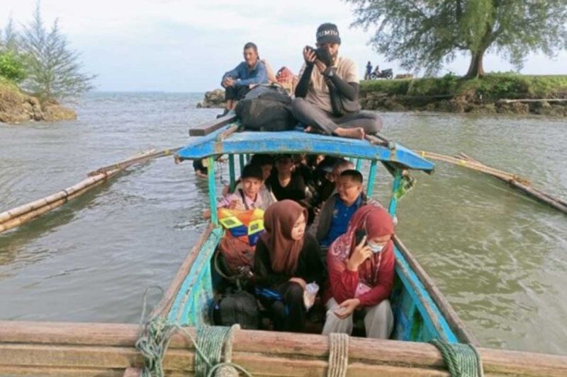 Tim medis Dinas Kesehatan Simeulue saat melakukan perjalanan laut menuju Desa Pulau Teupah, Kecamatan Teupah Barat, Simeulue, guna memberikan pelayanan kesehatan, di Simeulue, Aceh, Sabtu (12/9/2026). Sumber foto: Antara Tim medis Dinas Kesehatan Simeulue saat melakukan perjalanan laut menuju Desa Pulau Teupah, Kecamatan Teupah Barat, Simeulue, guna memberikan pelayanan kesehatan, di Simeulue, Aceh, Sabtu (12/9/2026). Sumber foto: Antara